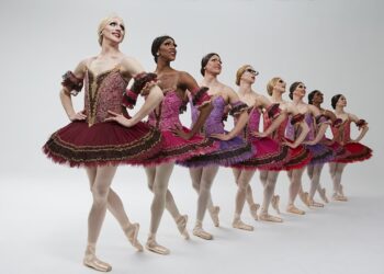 Les Trocks fêtent leurs 50 ans : du tutu, des pointes… et des moustaches !