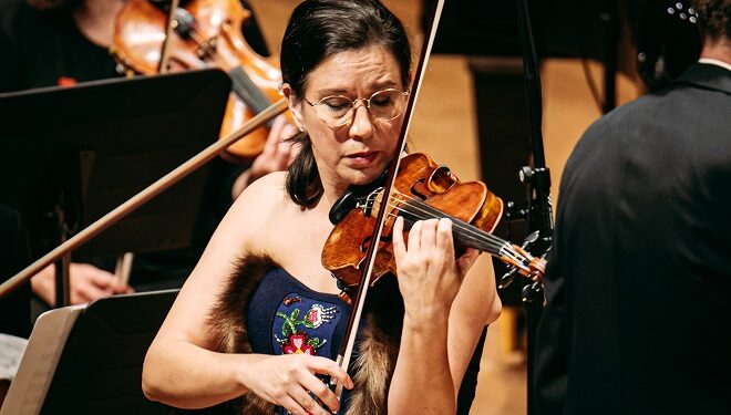 La violoniste mohawk Tara-Louise Montour