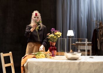 Petits appareils : une exploration des deuils silencieux qui accompagnent l’absence