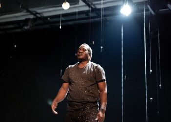 Trou Noir : une exploration cosmique et poétique