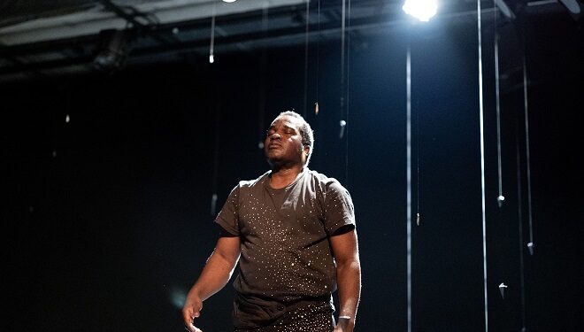 Trou Noir : une exploration cosmique et poétique