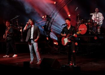 Six hommes en or soufflent le doux vent de France