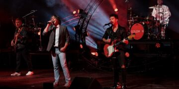 Six hommes en or soufflent le doux vent de France