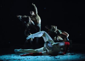 Côté Danse | Burn Baby, Burn de Guillaume Côté. © Sasha Onyshchenko. Danseuse Martha Hart.