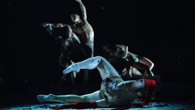 Côté Danse | Burn Baby, Burn de Guillaume Côté. © Sasha Onyshchenko. Danseuse Martha Hart.