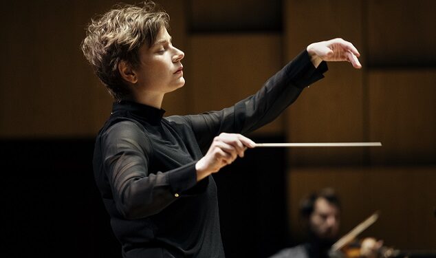 L’énergique cheffe Anja Bihlmaier subjugue une enthousiaste foule d’adolescents