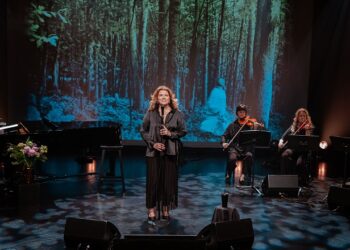 Marina Orsini brille sur scène avec Reconstruire les saisons