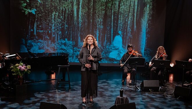 Marina Orsini brille sur scène avec Reconstruire les saisons