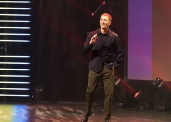 Patrice L’Écuyer : un retour sur scène teinté d’émotion, d’humour et de mémoire collective