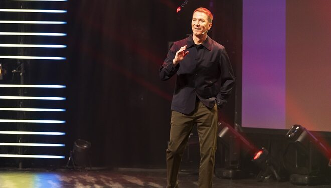 Patrice L’Écuyer : un retour sur scène teinté d’émotion, d’humour et de mémoire collective