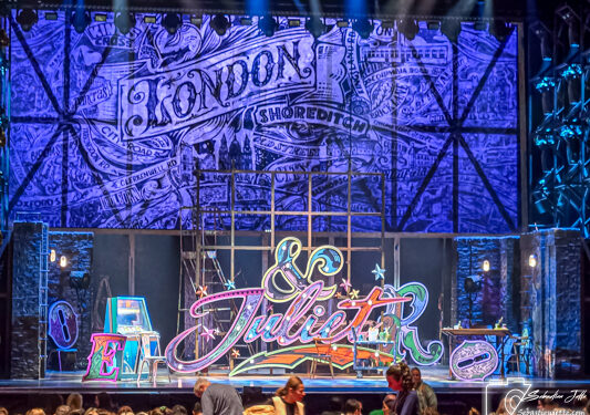 & Juliet à la Place des Arts : une comédie musicale éclatée qui réinvente Shakespeare