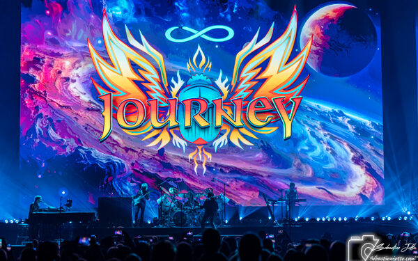 Journey enflamme le Centre Bell avec une pluie de classiques intemporels