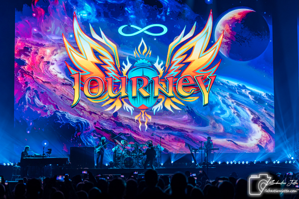 Journey enflamme le Centre Bell avec une pluie de classiques intemporels