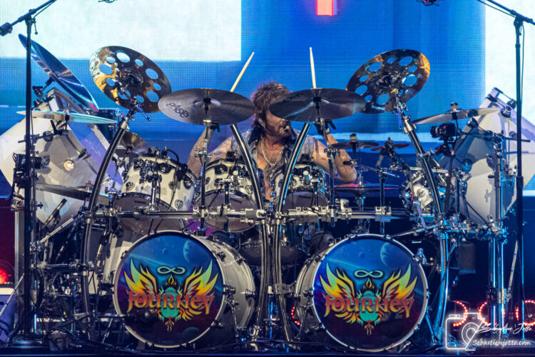 Journey enflamme le Centre Bell avec une pluie de classiques intemporels