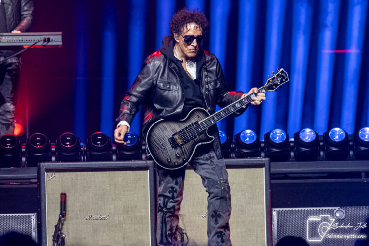 Journey enflamme le Centre Bell avec une pluie de classiques intemporels