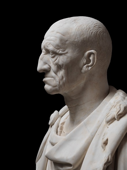 Portrait d’un homme, dit le vieillard d’Otricoli, milieu du 1er s. AEC, Rome, époque républicaine tardive, tête antique : marbre grec blanc à grain fin ; buste restauré : marbre italique blanc, 78 x 61 x 23 cm. Rome, collection Torlonia. © Fondazione Torlonia. Photo Lorenzo De Masi