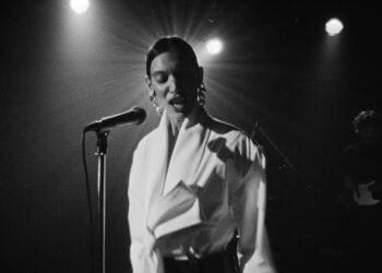 Charlotte Cardin libère The Way We Touch, une onde sensuelle et hypnotique