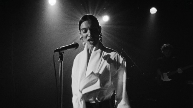 Charlotte Cardin libère The Way We Touch, une onde sensuelle et hypnotique