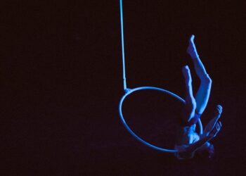 Scuse : La mise à nu d&rsquo;une féminité acrobatique à La Chapelle Scènes contemporaines