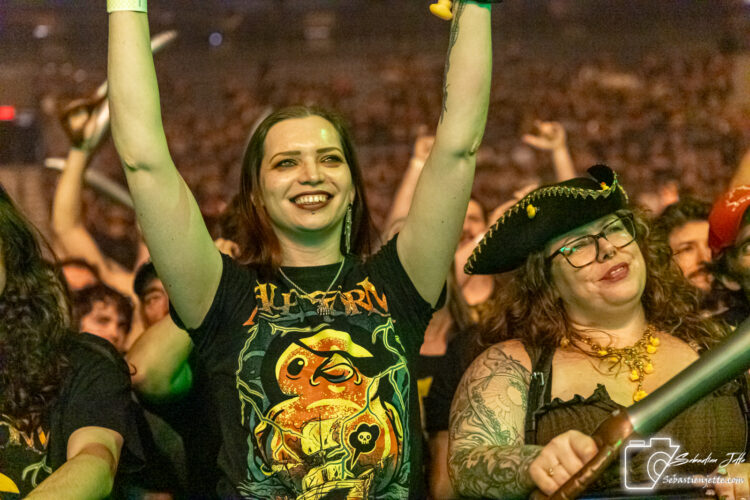 Alestorm à la Place Bell : Une tempête de fun, de canards géants et de rock pirate