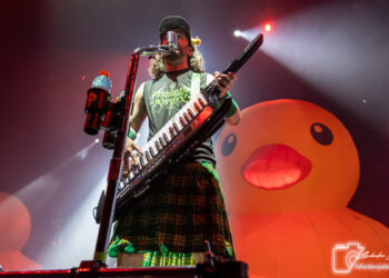 Alestorm à la Place Bell : Une tempête de fun, de canards géants et de rock pirate
