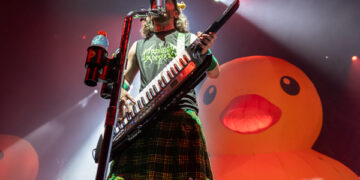 Alestorm à la Place Bell : Une tempête de fun, de canards géants et de rock pirate