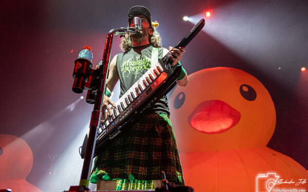 Alestorm à la Place Bell : Une tempête de fun, de canards géants et de rock pirate