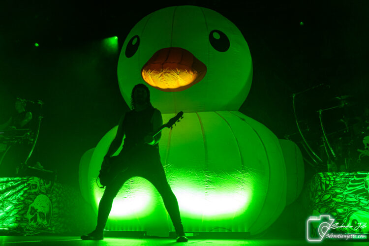 Alestorm à la Place Bell : Une tempête de fun, de canards géants et de rock pirate