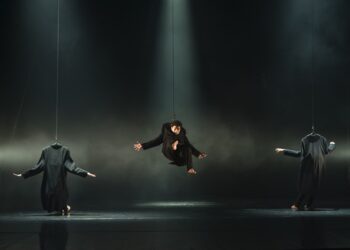 Montréal COMPLÈTEMENT CiRQUE s&rsquo;ouvre sur un chef-d&rsquo;œuvre de résilience corporelle