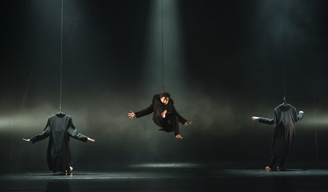 Montréal COMPLÈTEMENT CiRQUE s&rsquo;ouvre sur un chef-d&rsquo;œuvre de résilience corporelle