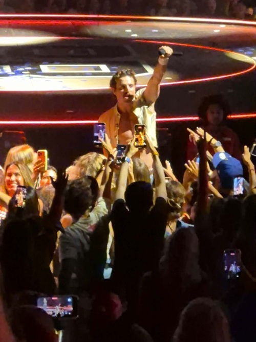 Je trouvais que c’était la photo qui illustrait le mieux ma pensée. Benson Boone à l’arena Crypto à L.A.. Photo : Camille Labelle