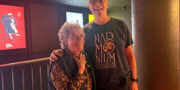 Notre collaborateur Roger Bourassa en compagnie de Louise Forestier au visionnement privé de Vieille Cormeille
