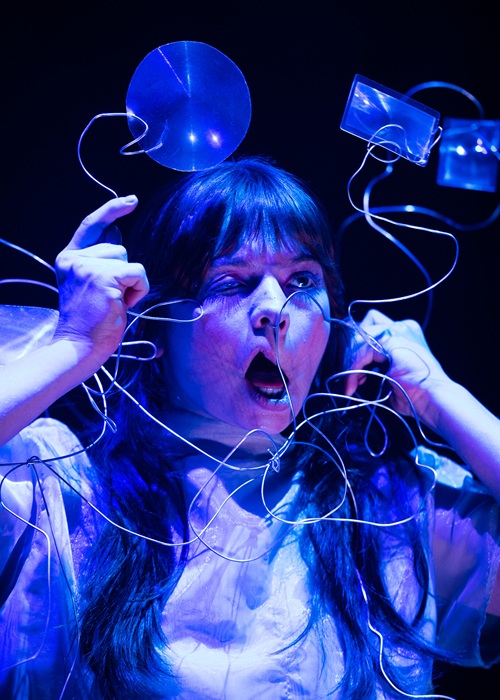 Minuit portant de Johanna Simon et Sarah Roy, Les Danses Buissonnières 2026, Tangente. Photo : Thomas Mazerolles