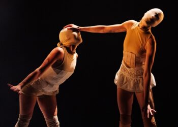 Minuit portant de Johanna Simon et Sarah Roy, Les Danses Buissonnières 2026, Tangente. Photo : Thomas Mazerolles
