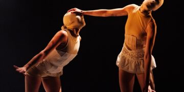 Minuit portant de Johanna Simon et Sarah Roy, Les Danses Buissonnières 2026, Tangente. Photo : Thomas Mazerolles