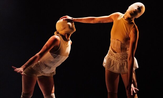 Minuit portant de Johanna Simon et Sarah Roy, Les Danses Buissonnières 2026, Tangente. Photo : Thomas Mazerolles
