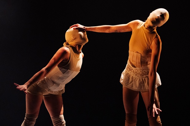 Minuit portant de Johanna Simon et Sarah Roy, Les Danses Buissonnières 2026, Tangente. Photo : Thomas Mazerolles