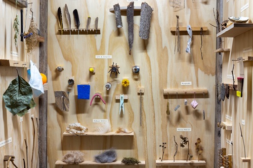 Richard Ibghy et Marilou Lemmens, Bibliothèque d’outils communautaire pour les oiseaux, 2021-2026, bois, fibres animales, plastique, métal, matières organiques, papier et encre, 185 x 71 x 60 cm. Photo : Colin Minor; vue d’installation : Moire’s Catwalk, Toronto