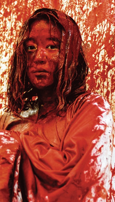 Chiharu Shiota (née en 1972), Becoming Painting [Devenir peinture], performance et installation (peinture-émail rouge) à l’Australian National University School of Art, Canberra (1994), 2019, impression numérique. © Chiharu Shiota / VG Bild-Kunst, Bonn / CARCC Ottawa 2026. Photo Ben Stone. Photo courtesy Mori Art Museum, Tokyo 