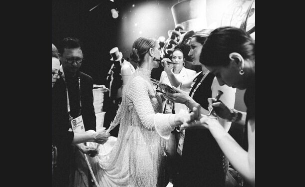 Photo de Céline Dion portant la robe Dior - par Laura Gilli
