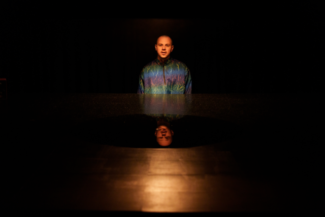 Gabriel Szabo dans Ces regards amoureux de garçons altérés. Photo : Maxim Paré Fortin