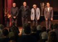 Gilles Vigneault à la Salle Bourgie lors de la création de Sentiers intérieurs, avec Hugo Laporte et Olivier Godin