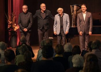 Gilles Vigneault à la Salle Bourgie lors de la création de Sentiers intérieurs, avec Hugo Laporte et Olivier Godin