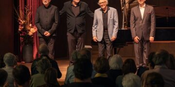 Gilles Vigneault à la Salle Bourgie lors de la création de Sentiers intérieurs, avec Hugo Laporte et Olivier Godin