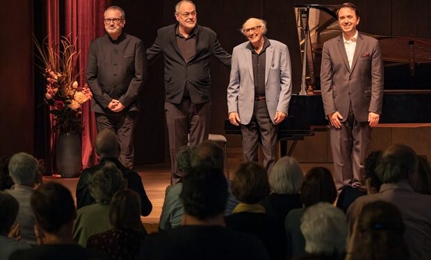 Gilles Vigneault à la Salle Bourgie lors de la création de Sentiers intérieurs, avec Hugo Laporte et Olivier Godin