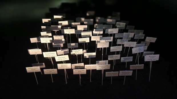 Nom des victimes dans l'exposition, Dans la tête des tueurs en série - Photo : Suzette Paradis